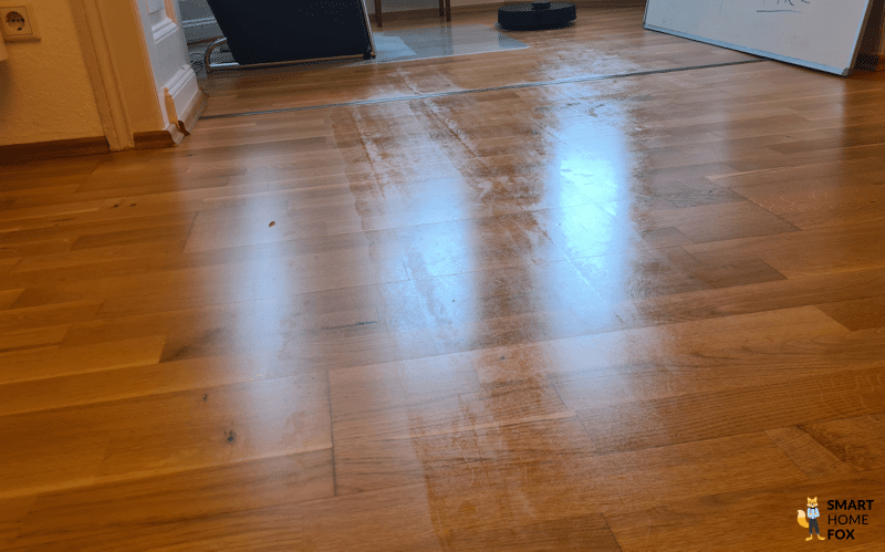 Der DEEBOT T30S wischt Böden in der Wohnung.